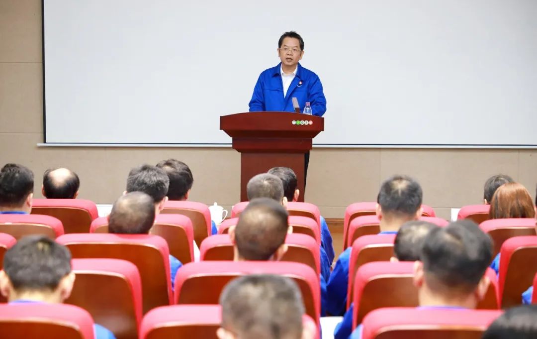 集团党委书记、董事长韦宏文作廉洁集体谈话.jpg